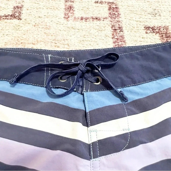 Patagonia• Wavefarer Boardshorts Blue Green Purple Nylon size 2 - Picture 8 of 12